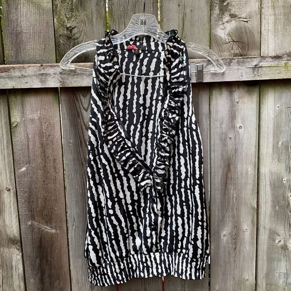 Button Down Ruffle top sz. M